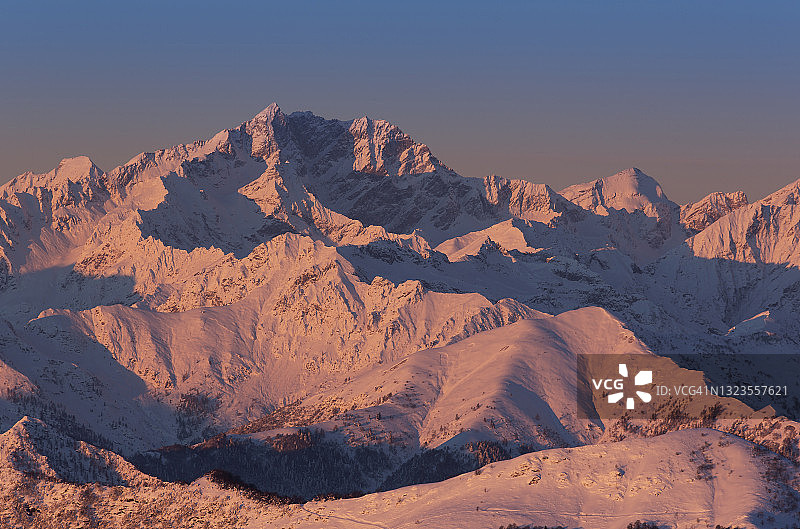 阿尔卑斯山脉，日出时分的罗莎峰图片素材