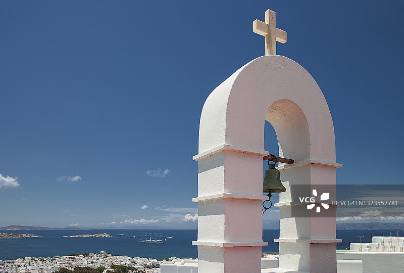 希腊岛屿上的东正教钟楼图片素材