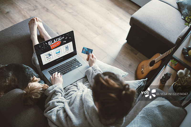 在黑色星期五折扣期间在线购买电子产品的女人图片素材