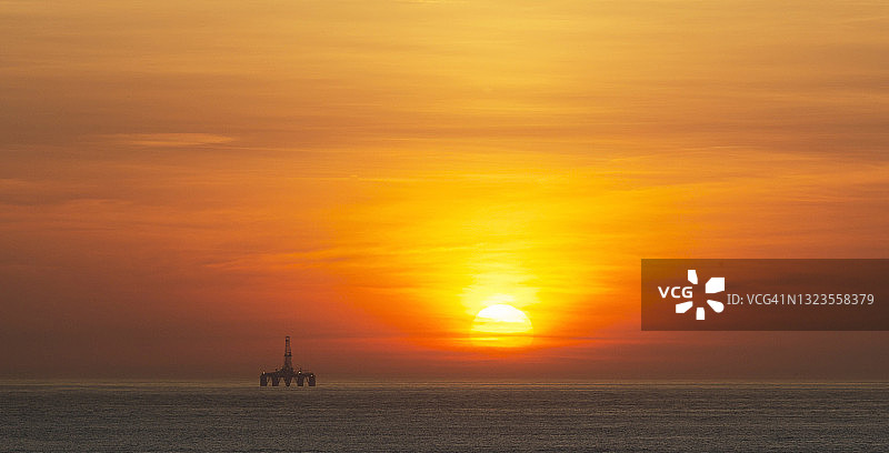 日落时分的海上石油工厂图片素材