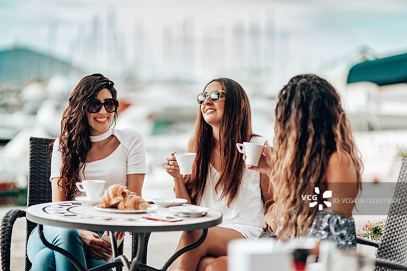 在咖啡馆一起享受乐趣的女性朋友们图片素材