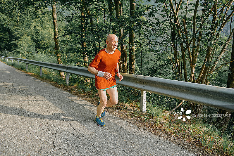 在山路上跑步的中年男人图片素材