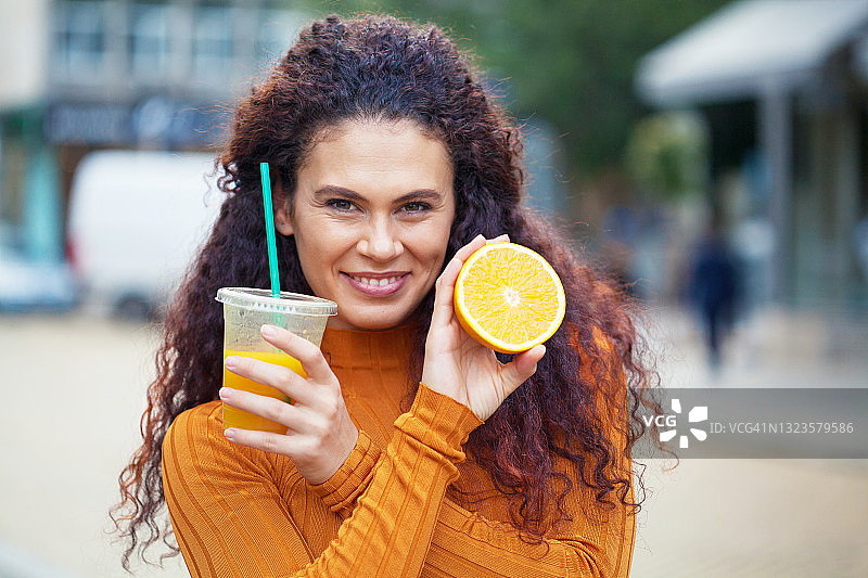 年轻女子喝橙汁图片素材