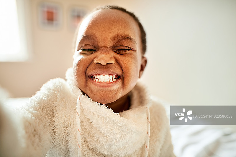 可爱的小女孩自拍图片素材