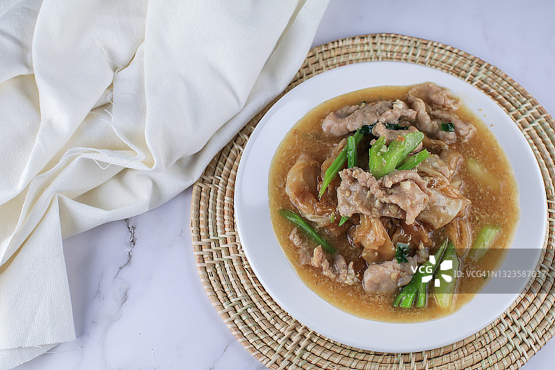 中泰风味芥蓝猪肉滑蛋炒面图片素材