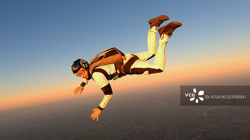 日落时分自由落体的跳伞运动员图片素材
