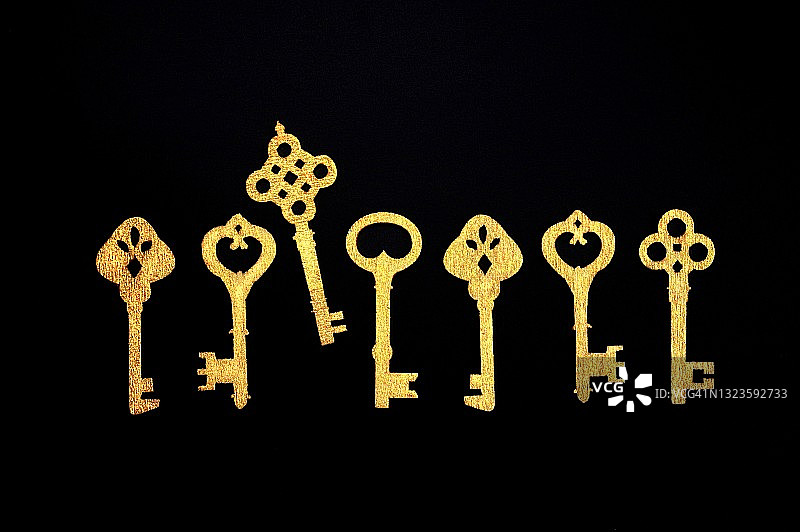 华丽的金色钥匙排列图片素材