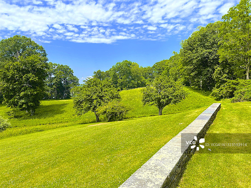 蒙哥马利广场修剪整齐的广阔草坪、标本树和石墙，红钩图片素材