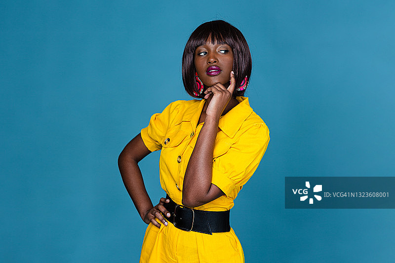 身穿黄色服装的漂亮女人图片素材