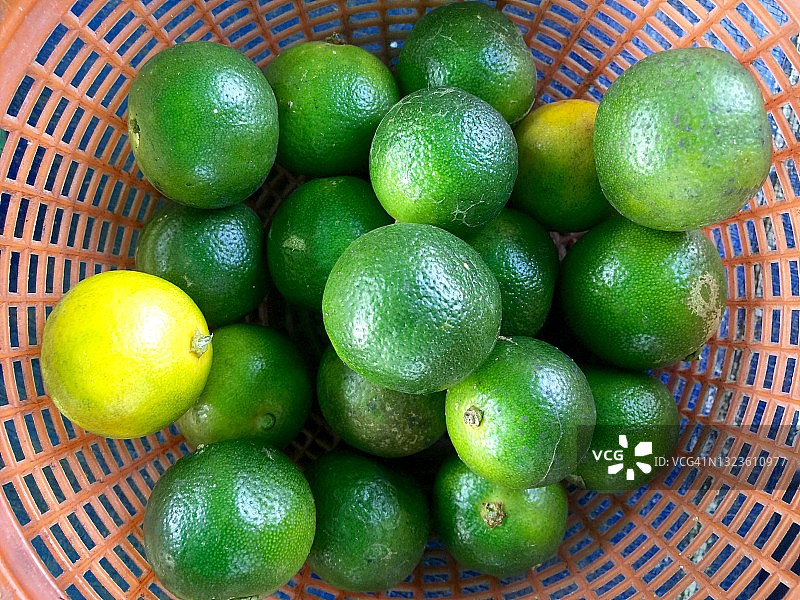 篮子里的酸橙顶视图图片素材