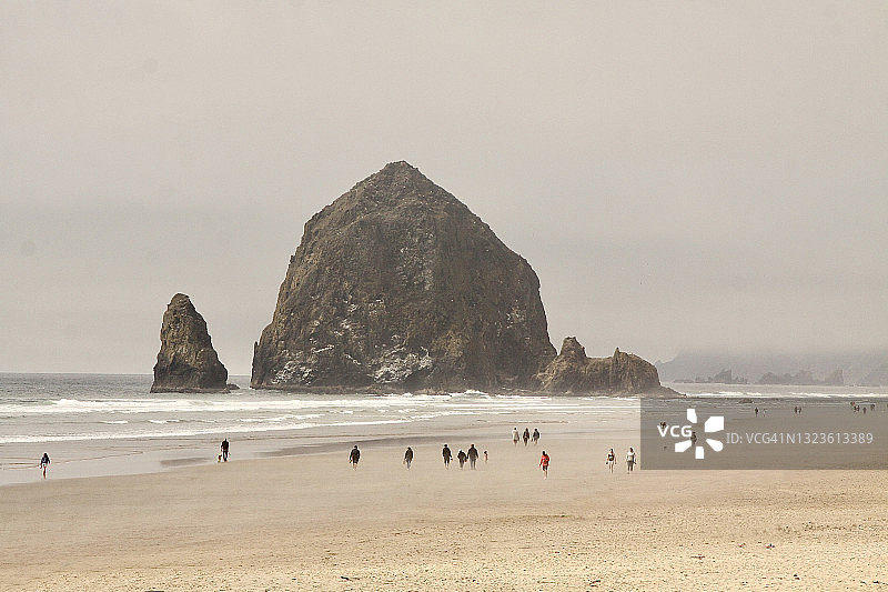 炎热潮湿一天的炮弹海滩图片素材