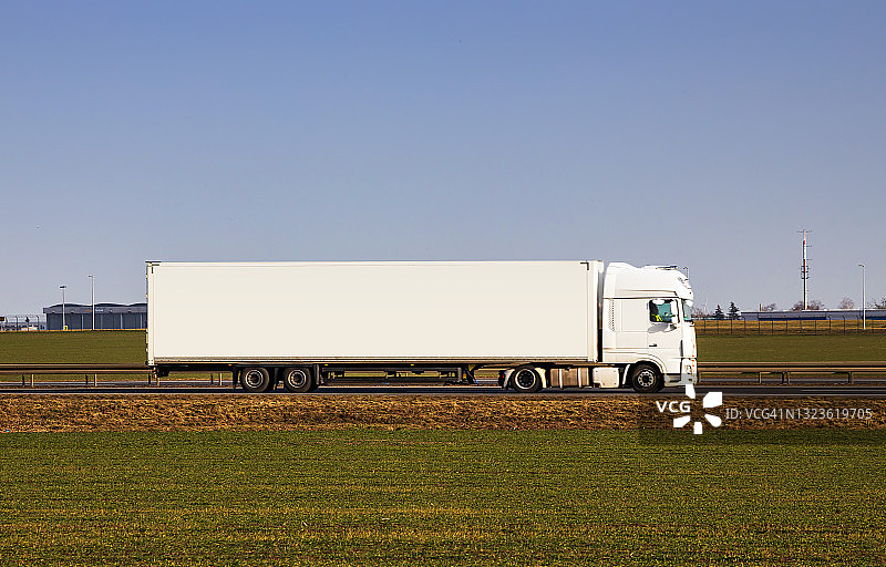 高速公路上的白色卡车图片素材