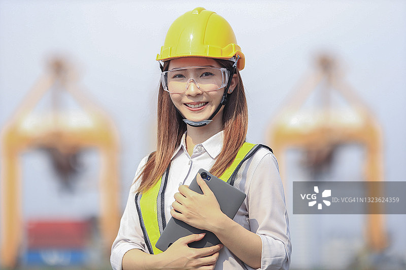 女港口工程师在港口控制工作图片素材
