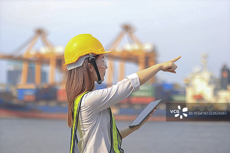 女港口工程师在港口控制工作图片素材