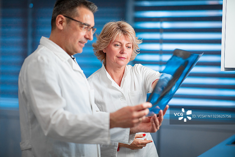 放射科医生一起看肺部X光片图像图片素材