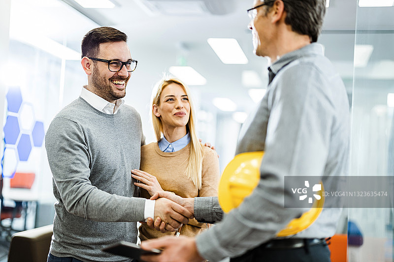 情侣在办公室与建筑承包商达成协议图片素材
