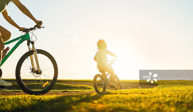 夕阳下骑自行车的孩子图片素材