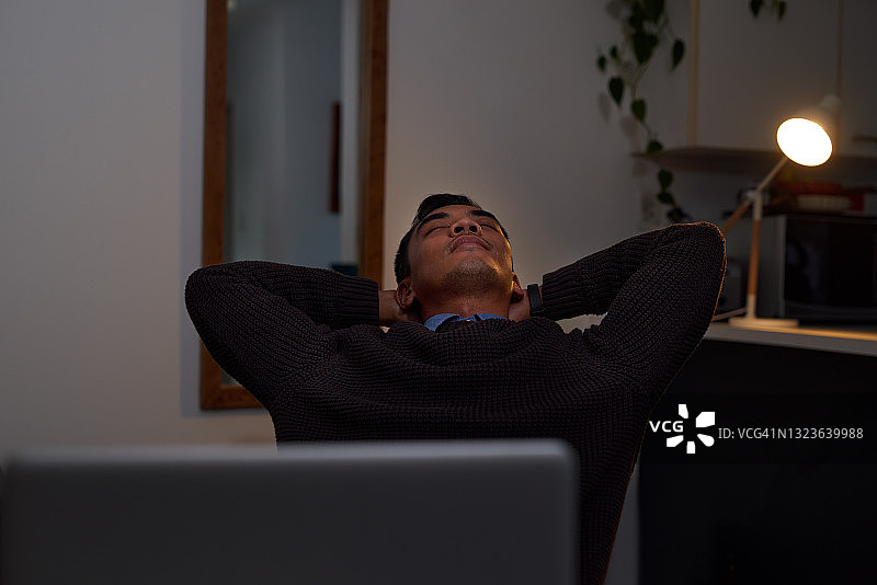 年轻商人深夜在家工作时享受休息的照片图片素材