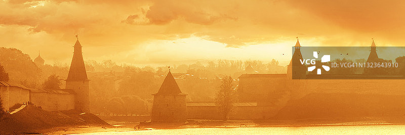 俄罗斯普斯科夫克里姆林宫的黎明全景图片素材