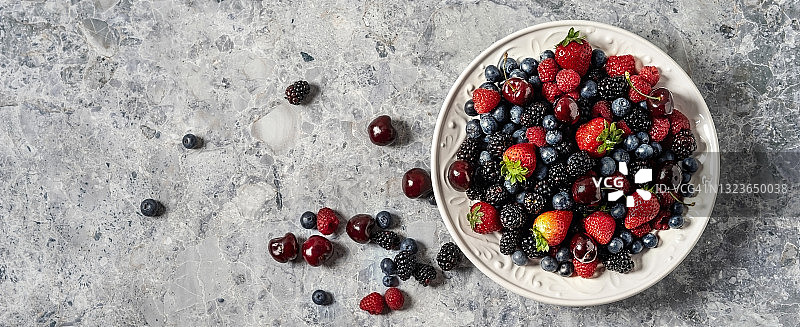 灰色石材背景上的浆果碗图片素材
