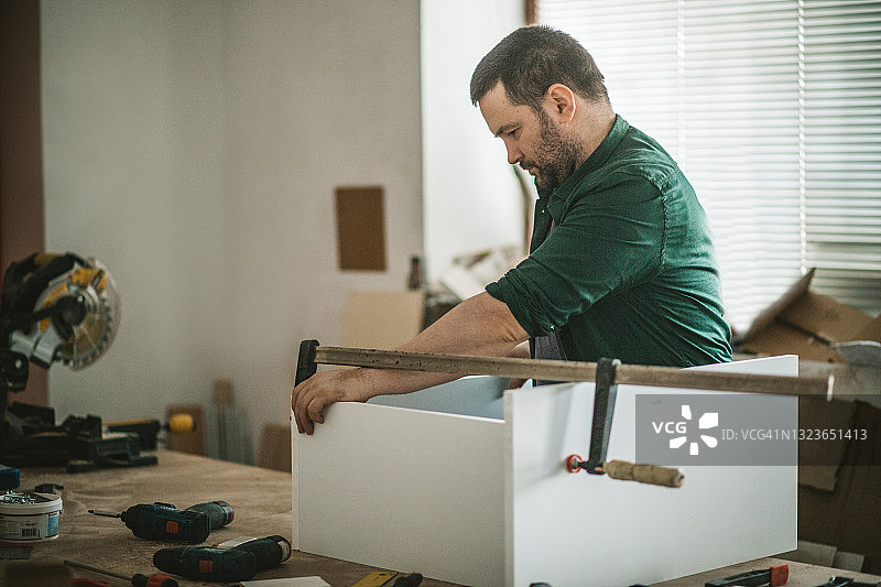 车间里的木匠图片素材