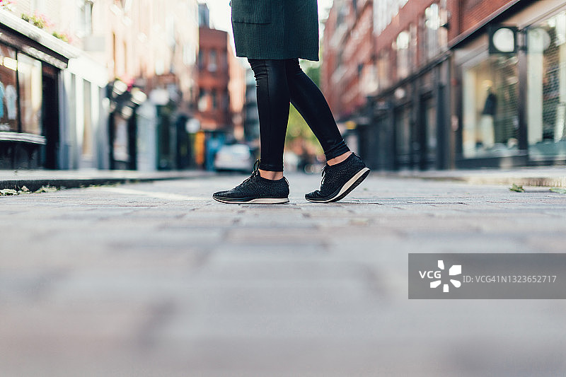 城市街道上行走的女性脚部特写图片素材