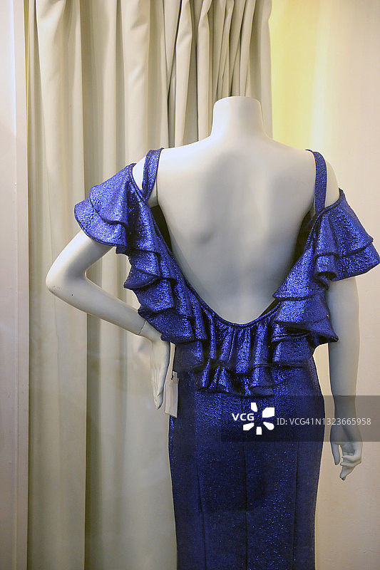蓝色晚礼服的无头女性人体模型图片素材