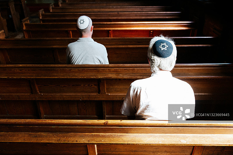 犹太男子在犹太教堂内祈祷图片素材