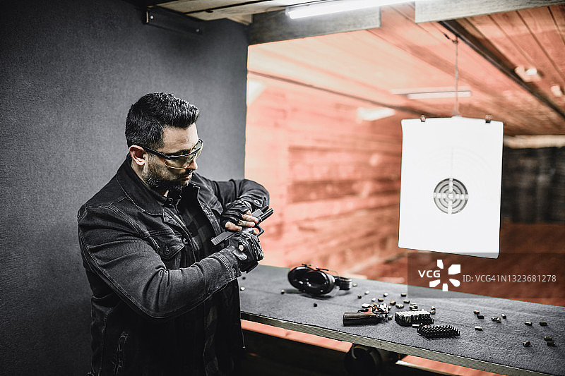 练习射击的现代男人图片素材