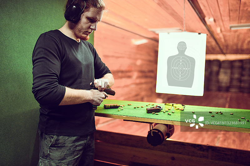 男保安在靶场上膛练习图片素材