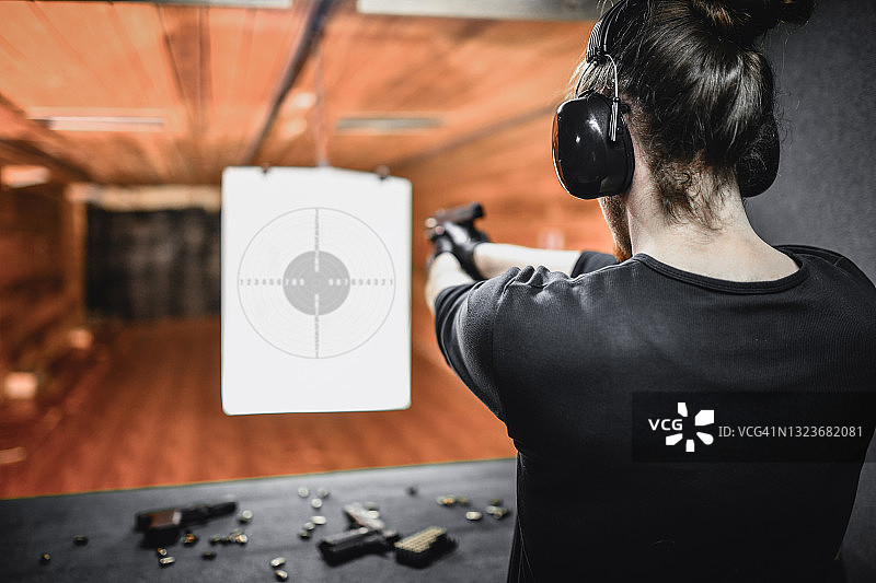 男性在靶场上专注练习精准射击图片素材