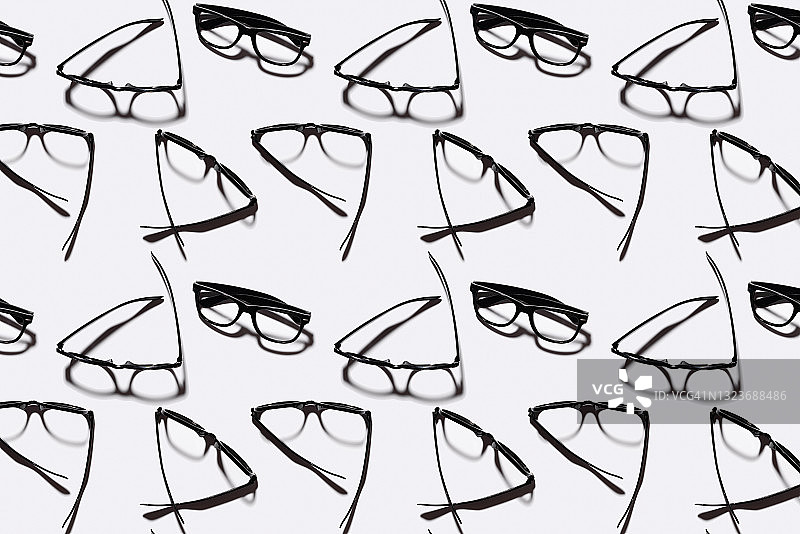 白色背景上的经典黑色意大利面眼镜图案图片素材