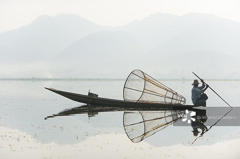 茵莱湖上准备捕鱼的渔民图片素材