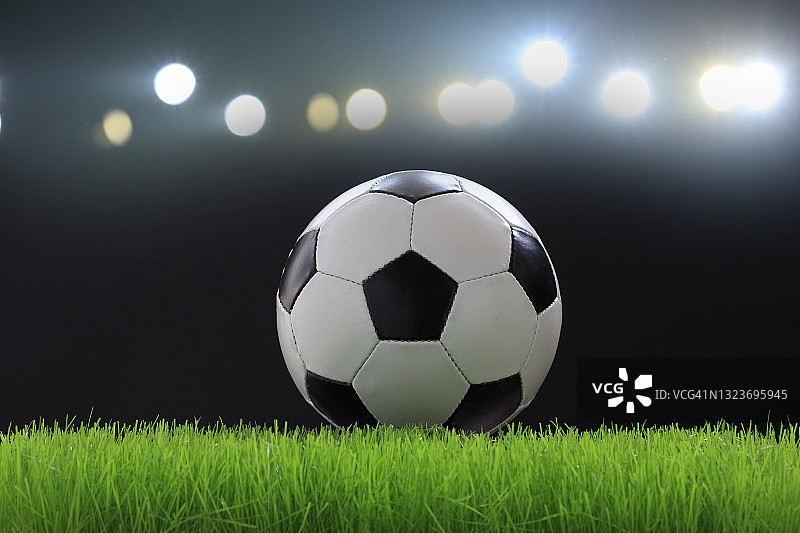 背景灯光下的体育场足球图片素材