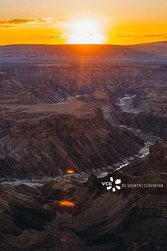 在纳米比亚的壮丽的鱼河峡谷上方观看夏季日落图片素材