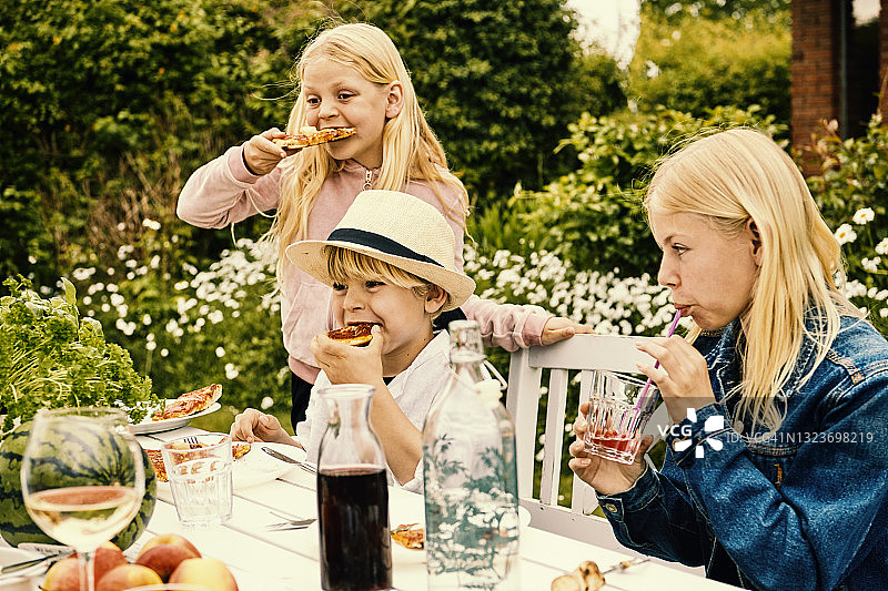 孩子们吃披萨图片素材