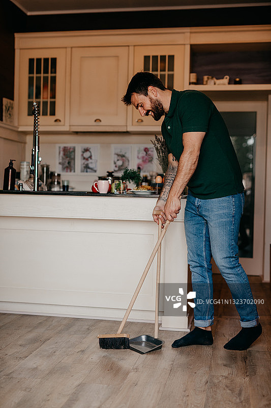 轮到我打扫房子了图片素材