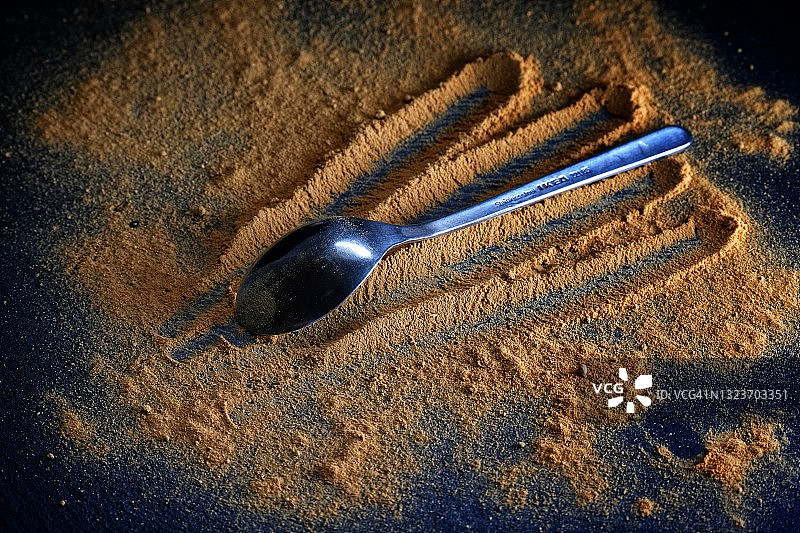 带勺子的香料粉图片素材