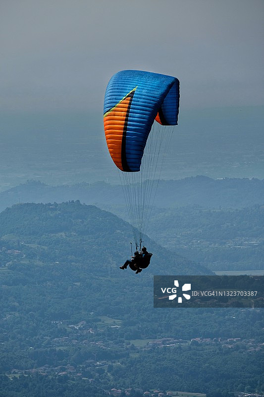高空俯瞰极限运动滑翔伞图片素材