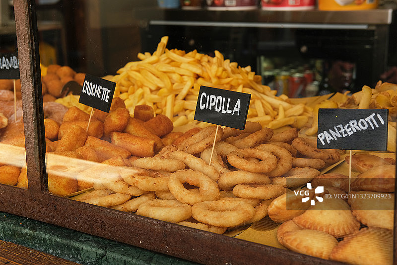 传统意大利街头食品：油炸馅饼和炸洋葱圈图片素材