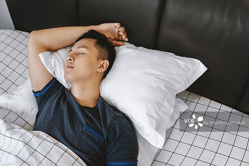 男子躺在床上睡觉图片素材