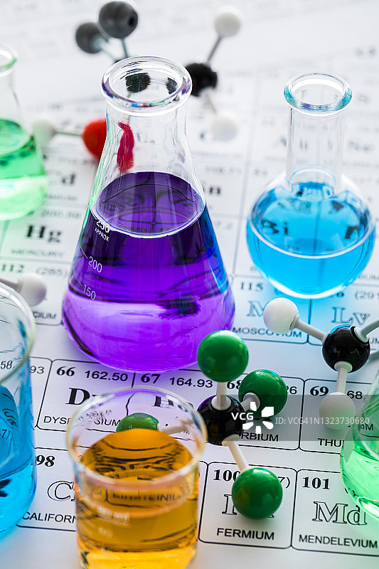 分子模型和实验室玻璃器皿与元素周期表上的液体图片素材