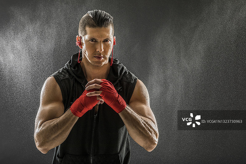戴拳击手套的健壮男人肖像图片素材
