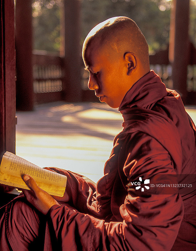 缅甸曼德勒，佛教僧侣诵经图片素材