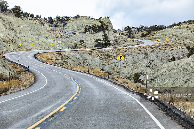 美国犹他州埃斯卡兰特：风景秀丽的12号公路贯穿大阶梯-埃斯卡兰特国家纪念地图片素材