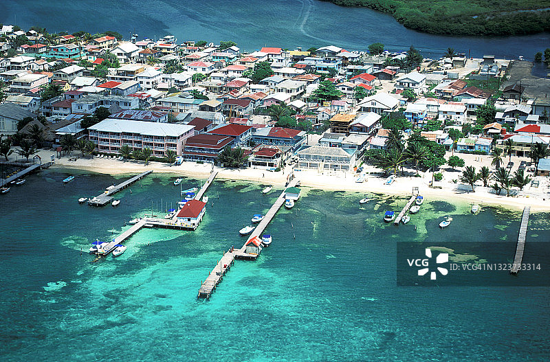 伯利兹普拉森西亚海滨村庄鸟瞰图片素材