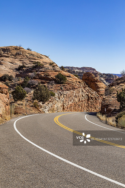 美国犹他州埃斯卡兰特，风景秀丽的12号公路穿过大阶梯-埃斯卡兰特国家纪念碑图片素材
