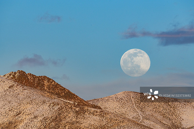 美国爱达荷州贝拉维市丘陵上的满月图片素材