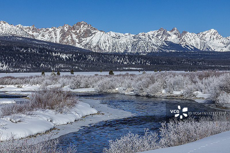 美国爱达荷州斯坦利鲑鱼河锯齿山冬季风光图片素材
