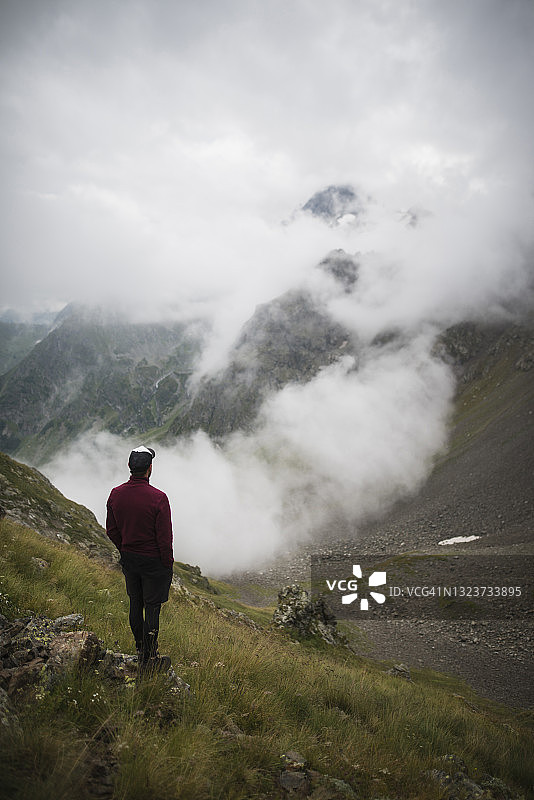 瑞士阿尔卑斯山徒步旅行图片素材